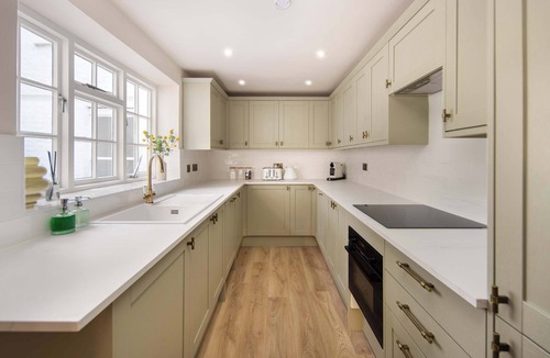 Belgravia House | 10 Mins Walk to Harrods | Belgravia Mews House