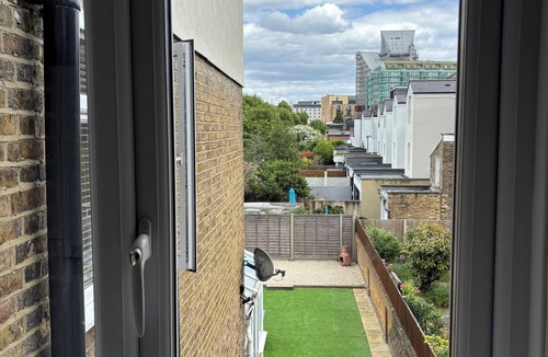 Ealing Apartment | 2 Bed flat-Quiet location & close to Elizabeth line to Central London- 6 Guests