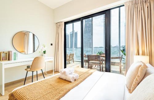 Abu Dhabi Apartment | 3BDR Duplex - 5 min walk from Cleveland, ADGM & Galleria Mall - Maryah Island & ADGM - Huge Balcony - Full Canal & City Views - Perfect for Families & Groups