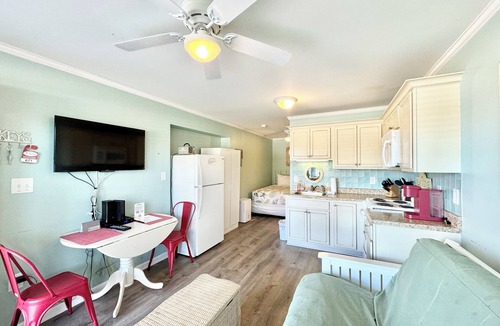Atlantic Beach Condo | 50 Steps to Private Beach Oceanside Community 1st Floor Pool Kitchen BBQ Grills