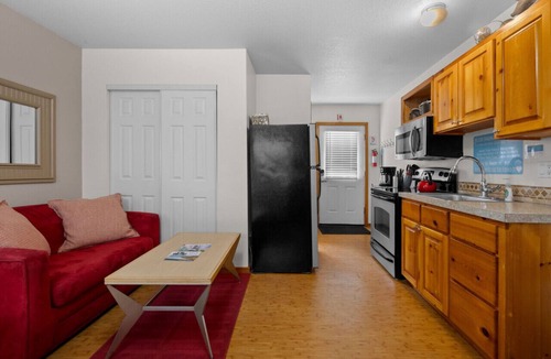 Downtown Cannon Beach Cottage | 8 Pirates Cove: Beachside Escape | Walk to Beach | Dog-Friendly