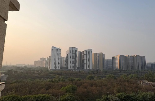 Noida Apartment | A cozy and comfortable 1bhk apartment in Noida near Business Park and Mall