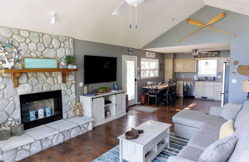 Camdenton House | AMAZING LAKEFRONT RETREAT, QUIET COVE, FIRE PIT—perfect for family and friends.
