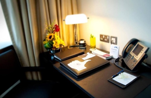 Madinat Zayed Apartment | Amber Deluxe King Or Twin Room Near Gold Souk
