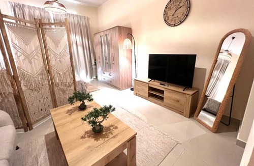 Al Hamra Village Apartment | Apartment with Sea view and Balcony-Royal Breeze