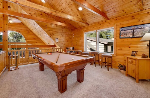Moonridge Cabin | Arktos Jewel Log Cabin w/Hot Tub + Pool Table