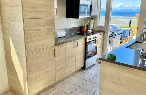 Regional District of Nanaimo Hotel | Beachside family retreat w/Private Raft, Paddleboards, Firepit, Kayaks, Games.