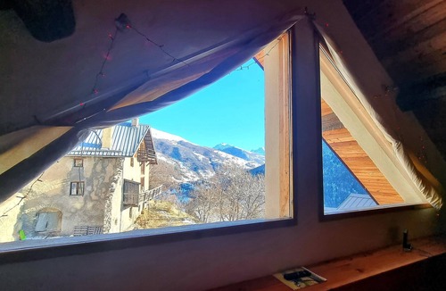 Chateau-Ville-Vieille Ski Chalet | Between ST VERAN AND CEILLAC Beautiful chalet comfort mezzanine fireplace 3Bathrooms