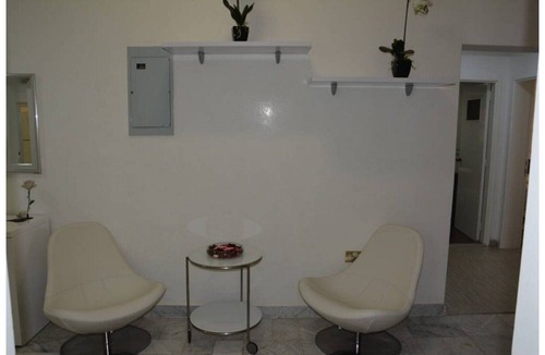Abu Dhabi Bed & Breakfast | BIG ROOM SHOWER & HANDBASSIN T - D
