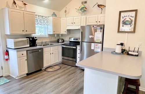 Ocracoke House | Blue Crab: Spacious screened porch, short stroll to Ocracoke Coffee Co.