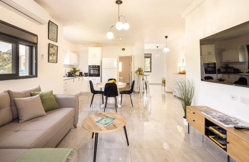 Haifa Apartment | Bright & Cozy 3BR Apartment Near Baháʼí Gardens