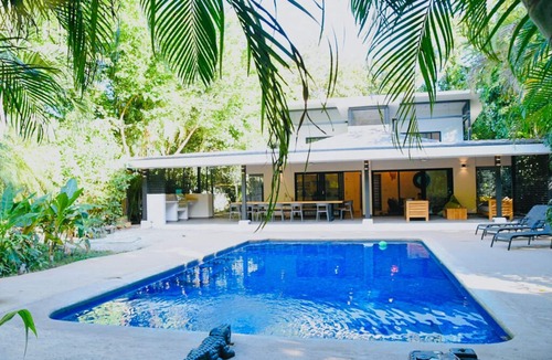 Palm Beach Estates House | Casa Bonita - 6 Bdr, large pool, tropical garden: serenity steps from the beach!