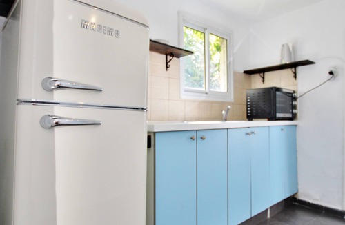 Neve Tzedek Apartment | Charming 1-bedroom apartment located in a beautiful apt complex in Neve Tzedek