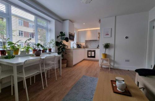 Ballsbridge Apartment | Charming Sandymount APT Sleeps 4