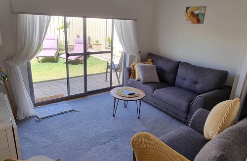 Quinns Rocks Apartment | Comfortable & cosy Queen bed apartment