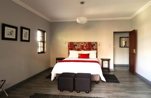 Eastcliff House | Comfy Apartment with Stunning Mountain View