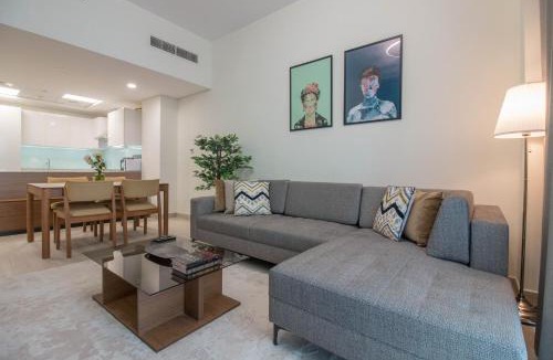 Bur Dubai Apartment | Cozy 1BR Apart With Pool And Gym 10mins Away By drive to DXB Airport