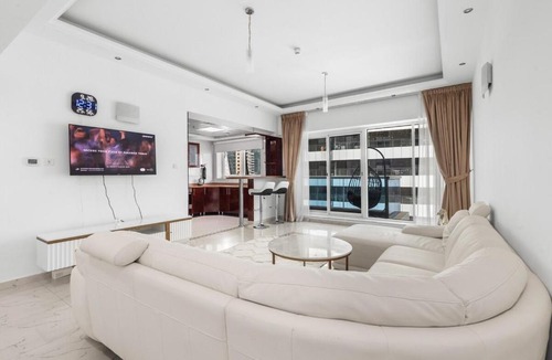 Dubai Marina Apartment | Cozy 1BR with gym & pool in heart of Marina - Opal Tower