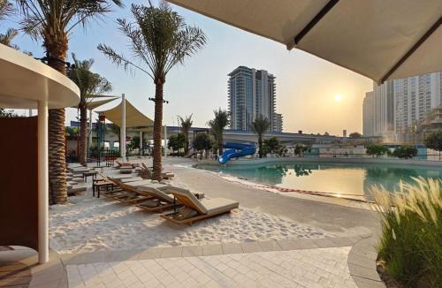 Dubai Apartment | Creek Beachfront Heaven: 1BR Luxe Harbor Flat