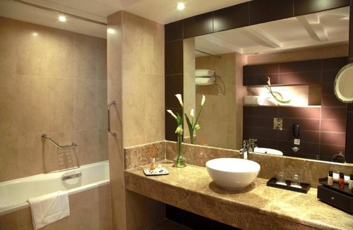 Madinat Zayed Apartment | Deluxe King Or Twin Room Near Madinat Zayed Mall