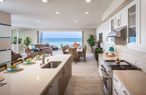 Townsite Condo | Dream Waterfront Escape P700-206