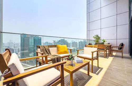 Abu Dhabi Apartment | Duplex - 5 min walk from Cleveland, ADGM & Galleria Mall - 3BDR - Maryah Island & ADGM - Huge Balcony - Full Canal & City Views - Perfect for Families & Groups