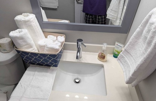 Norval House | Elegant 2 Bedroom Guest Suit