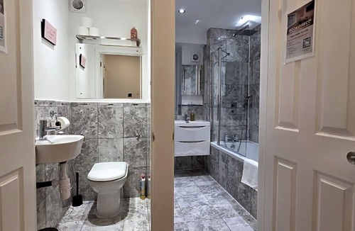 Cleveland Bed & Breakfast | Family-friendly Ealing stay: parking, fast WiFi, pets welcome