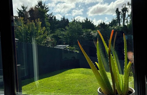 Malahide House | Family-friendly house with 3 bedrooms, driveway and garden!
