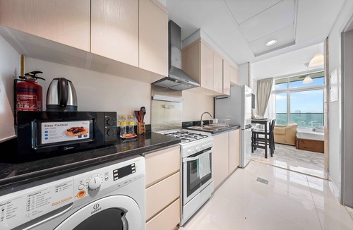 Dubai Apartment | Free housekeeping visits during your stay - StayShort - Cozy Studio in DAMAC Hills that Sleeps 2
