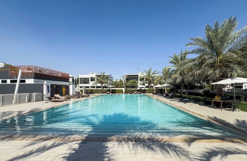 Dubai Villa | Free housekeeping visits during your stay - StayShort - Modern 4 BR villa in Damac Hills 2 with Garden that sleeps 8