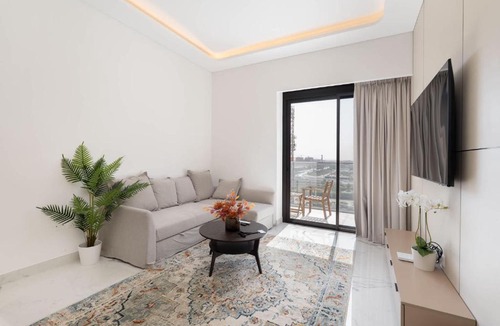 Nad Al Sheba Apartment | Free housekeeping visits during your stay - StayShort - Sophisticated Apartment in Meydan that Sleeps 4