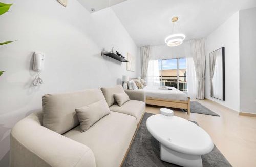 Dubai Sports City Apartment | Free housekeeping visits during your stay - StayShort - Chic Studio Apartment in Sports City - Sleeps 2
