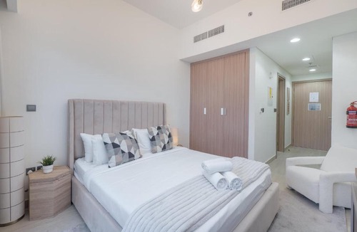 Dubai Apartment | Free housekeeping visits during your stay - StayShort - Modern Studio in Meydan Gym & Pool Sleeps 2