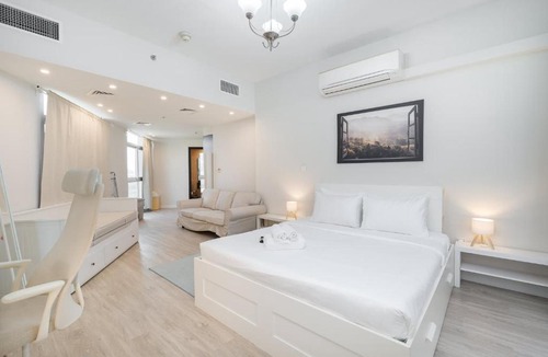 Dubai Apartment | Free housekeeping visits during your stay - StayShort - Comfy 2BR Stay in Liwan that Sleeps 6