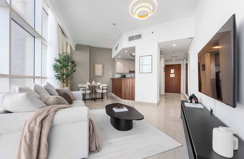 Jumeirah Village Circle Apartment | Free housekeeping visits during your stay - StayShort - Stylish 1-Bedroom Home Sleeps 4 in JVC