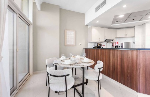 Jumeirah Village Circle Apartment | Free housekeeping visits during your stay - StayShort - Stylish 1-Bedroom Home Sleeps 4 in JVC