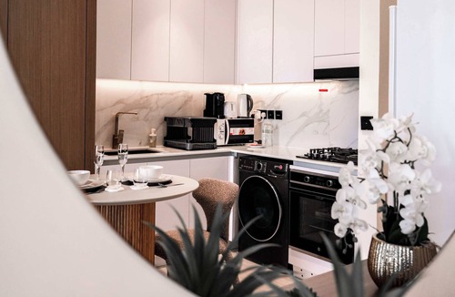 Jumeirah Village Circle Apartment | Free housekeeping visits during your stay - StayShort - Sophisticated Studio in JVC that Sleeps 2 with Balcony