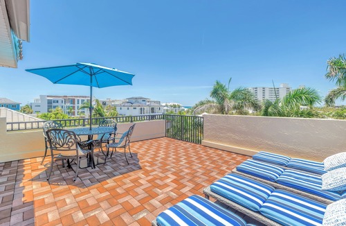 Siesta Key Village House | Gertrude's Siesta | 6 Terraces, Rooftop, Pool, 1-min to Beach and Village!