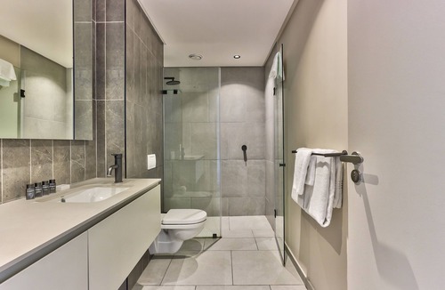 Cape Town City Centre Apartment | Great Studio with Balcony and City views