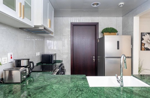 Jumeirah Lake Towers Apartment | GuestReady - High Floor | Canal View