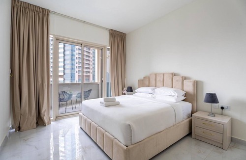 Jumeirah Lake Towers Apartment | GuestReady - High Floor | Canal View