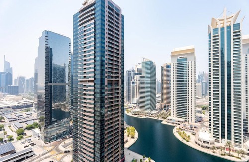 Jumeirah Lake Towers Apartment | GuestReady - High Floor | Canal View