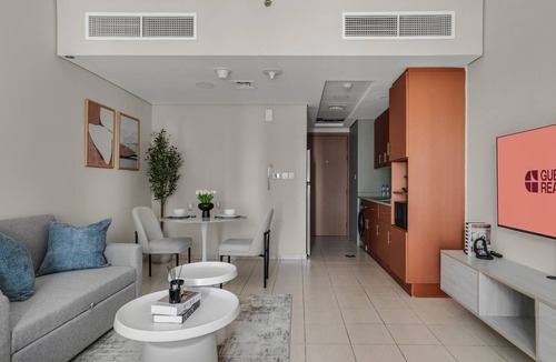 Jumeirah Lake Towers Apartment | GuestReady - Studio | JLT Skyline & Lake views