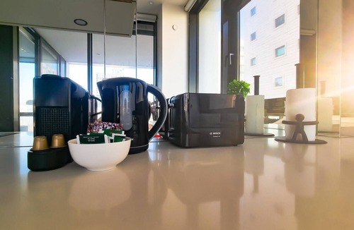 Kerem HaTeimanim Apartment | Hayarkon Royal - Two Bedroom Apartment, Sleeps 5