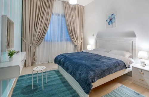 Abu Dhabi Apartment | HUGE 2 Bedroom Apartment Beach Front (City View)