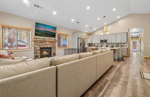 Big Bear City House | Just Grizzly-Modern-Elegant 3Bed-2bath-Pets OK
