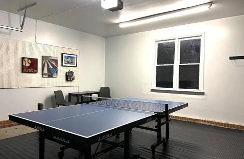 Northwest Raleigh House | King Bed, Workspace, Games near RDU, RTP, Downtown