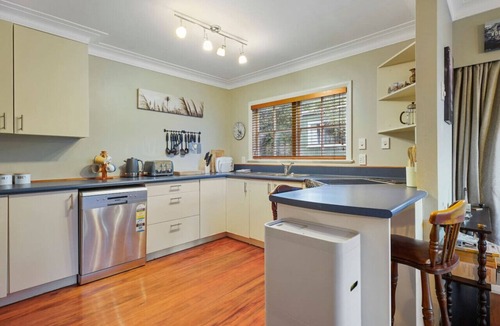 St. Heliers Villa | Kohi Family Home With Netflix & Gardens View