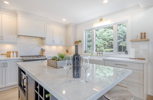 Beamsville House | Lakefront Farm House In Niagara | Hot Tub | Sauna | Fire Pit | Patio